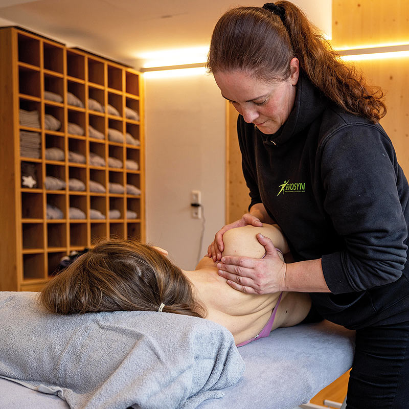 Foto: Physiotherapeutin bei der Arbeit